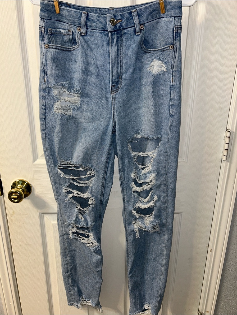 American Eagle Outfitters Light Blue Distressed Boyfriend Jeans